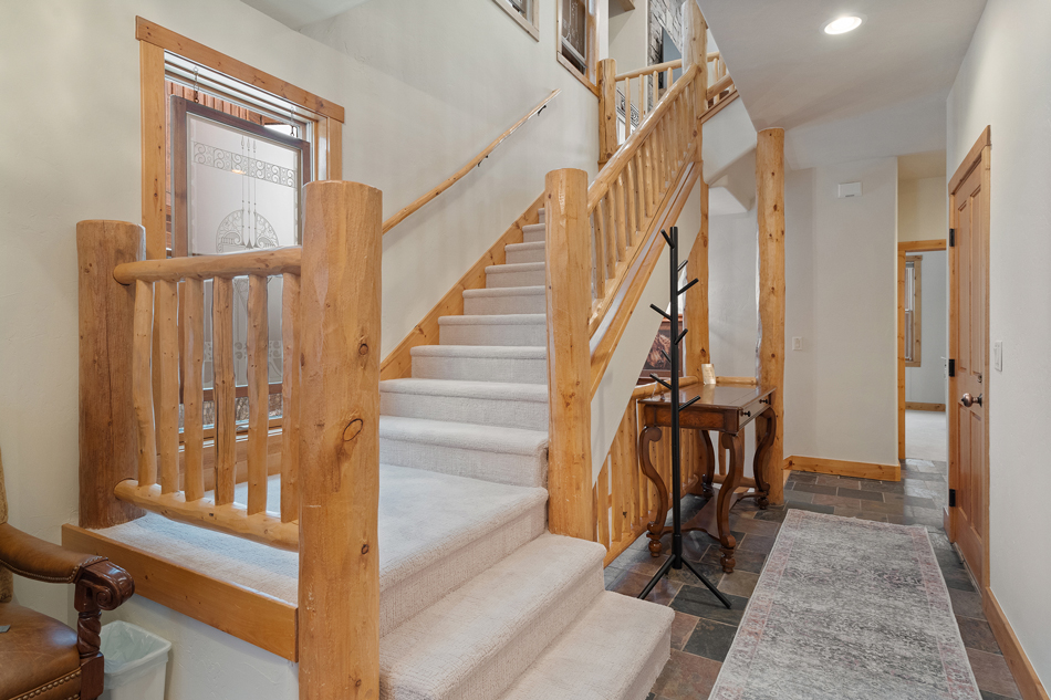 M2905EntranceStairwellDec22 M2905EntranceStairwellDec22